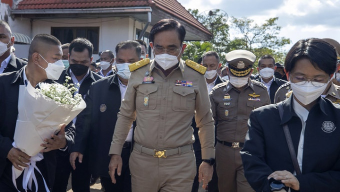 泰國首相巴育到發生槍擊的幼兒中心向襲擊案死傷者家屬致意。AP圖片