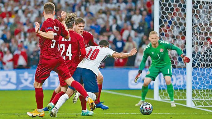 ■史達寧（中）周三準決賽對丹麥疑似插水博到十二碼，為英軍打破悶局晉級。