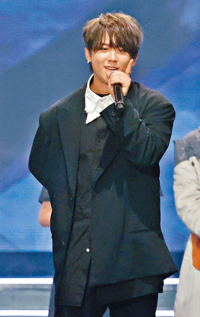 姜涛得奖时，逐一发表对各队友的感受。