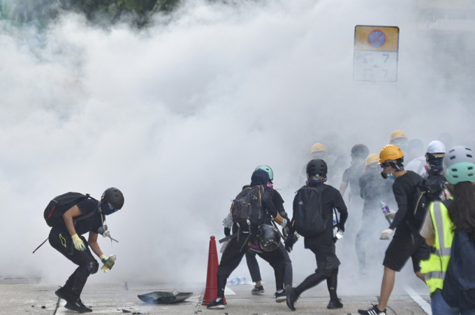 去年8月5日示威者发起三罢行动，多区爆发冲突。 资料图片
