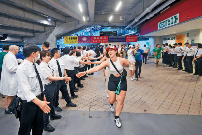 香港大球場迎來最後一屆七欖，保安員散場時與球迷揮手道別。