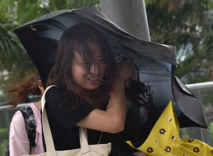 天文台指，韋帕逐漸遠離香港。