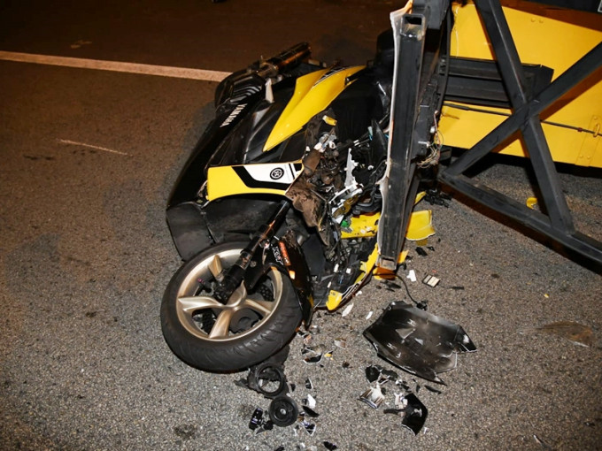 涉事電單車車身嚴重損毀，地上有少量電單車碎片。