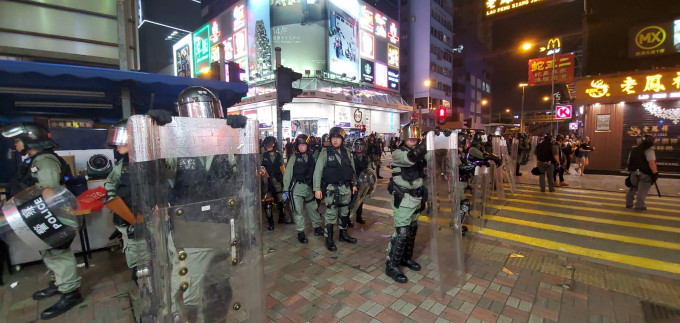 當晚大批警員驅散集結在銅鑼灣港鐵出口的示威者。資料圖片