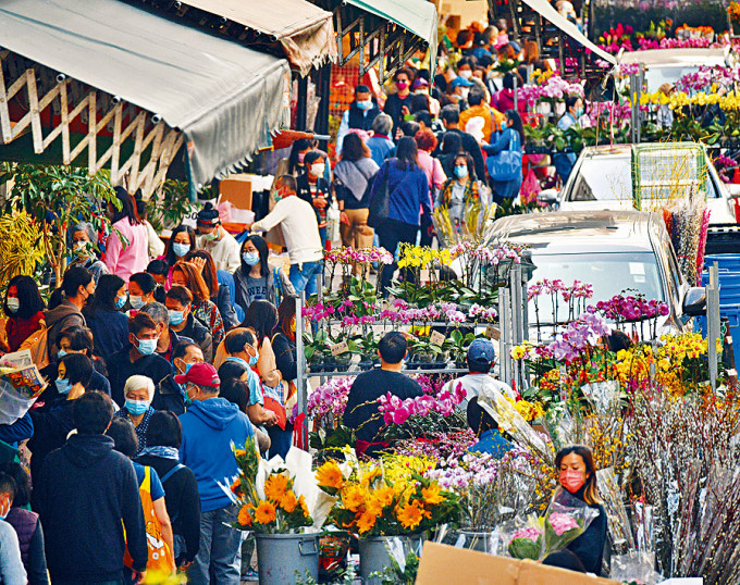 ■全港年宵市场早前宣布取消，旺角花墟逼满前来买年花的市民。