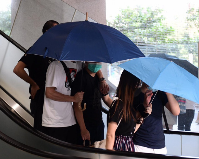 3名被告其後在雨傘及友人保護下離開法院。