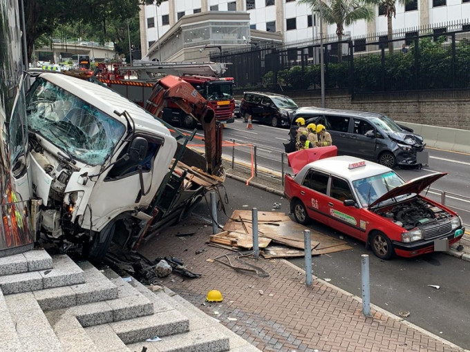 吊臂貨車剷上梯級。‎