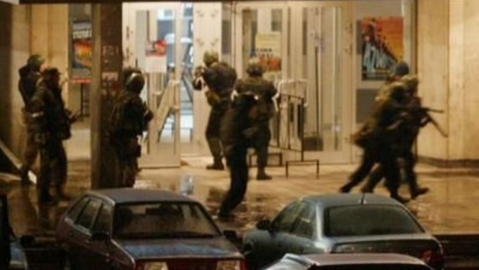 莫斯科2002年曾現類似事件，歌劇院850人遭車臣脅持警放毒氣百人亡。 資料圖片