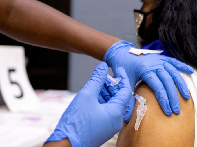 美国批准所有完成接种疫苗的18岁以上成人可接种第3针。AP