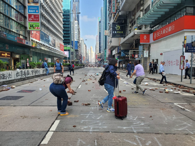 警方呼吁市民尽量避免在危险地方自行清理路障，以免被施袭。