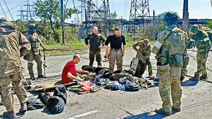 乌克兰守军周二离开亚速钢铁厂后，被亲俄武装人员搜身。