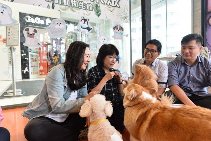 蒋丽芸在活动上分享与爱犬相处之道。