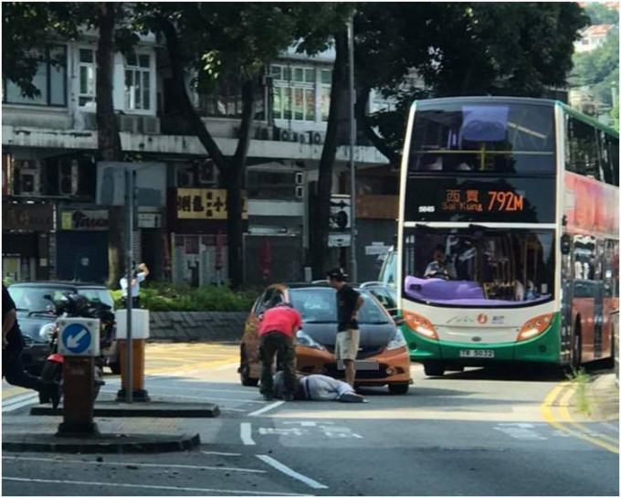 男子受伤倒地。图：网民Delvin Cheng‎香港交通突发报料区