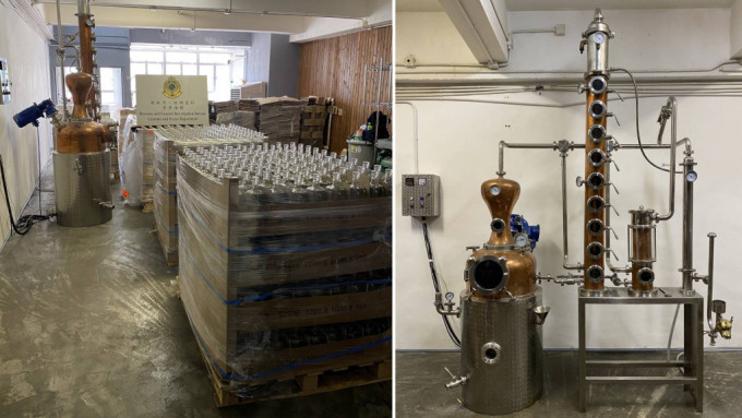 香港海關去年4月在涉案公司位於荃灣的廠房檢獲1,325支未有貼上標籤的氈酒及一台處理飲用酒精的蒸餾器等證物。資料圖片