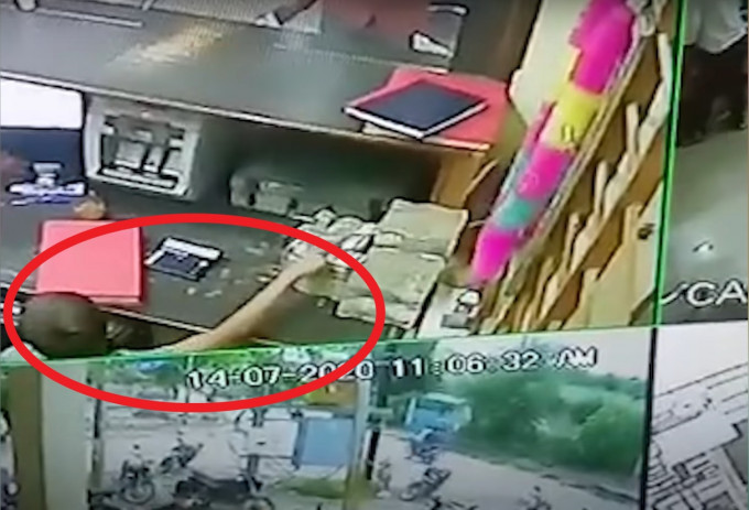 印度一名10歲男童走入銀行櫃檯偷走10萬。 影片截圖