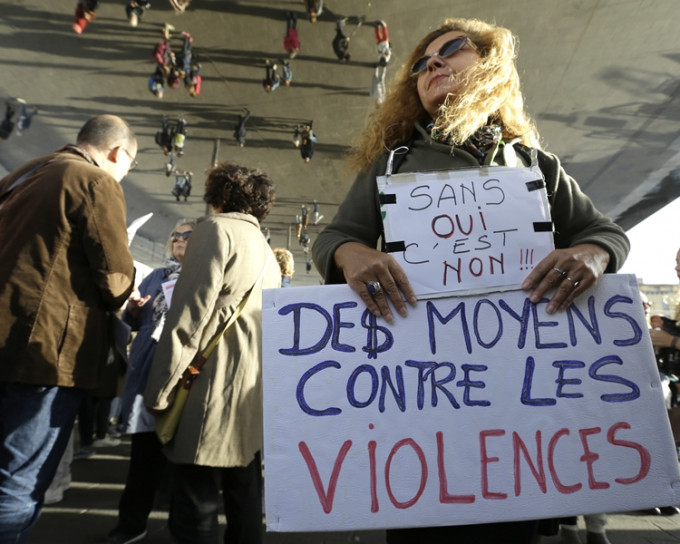 大批法国妇女星期日在共和国广场参加集会。美联社