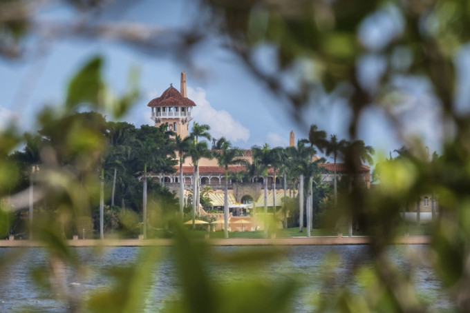 美国总统特朗普上周六在佛罗里达州私人别墅海湖庄园度假时，一名持有两本中国护照及恶意软件的中国女子闯入。AP