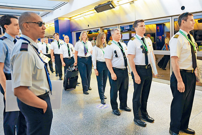 达美航空机师九月在纽约甘乃迪国际机场示威，要求加薪。