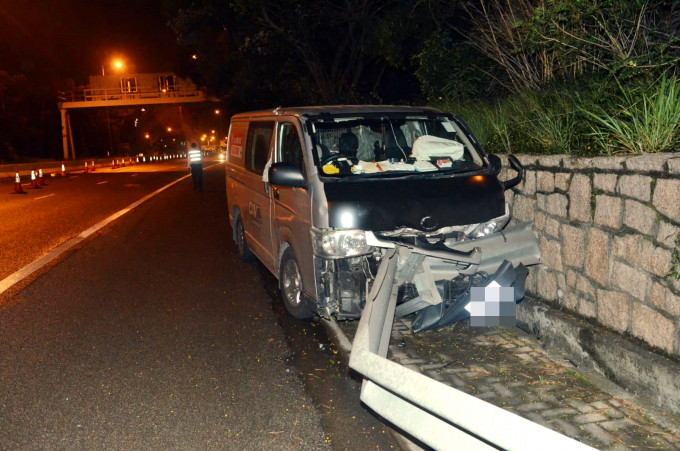 客貨車車頭損毀。