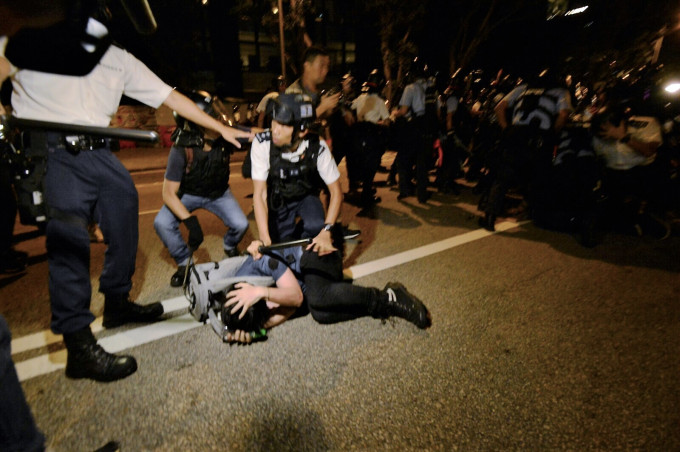 警方深夜采取清场行动。