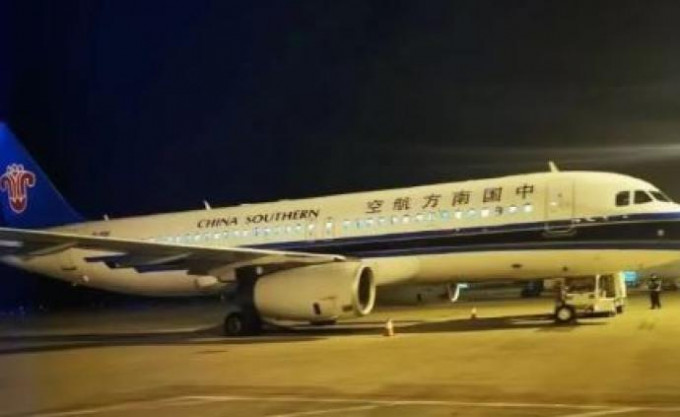 南方航空一航班在石家莊正定機場落地滑行時出現故障，機組迅速將飛機剎停在跑道上。 網圖