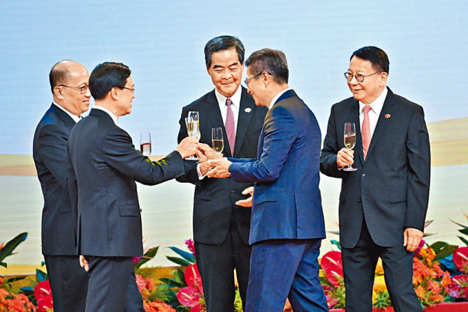 政務司司長陳國基（右一）與財政司司長陳茂波（右二）均有出席慶祝酒會。