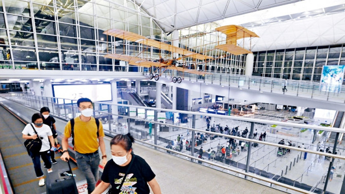 受惠于防疫措施松绑，香港机场客运量升逾两倍半。