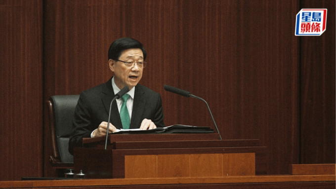 行政长官李家超早上到立法会出席《施政报告》答问会，接受议员质询。陈浩元摄