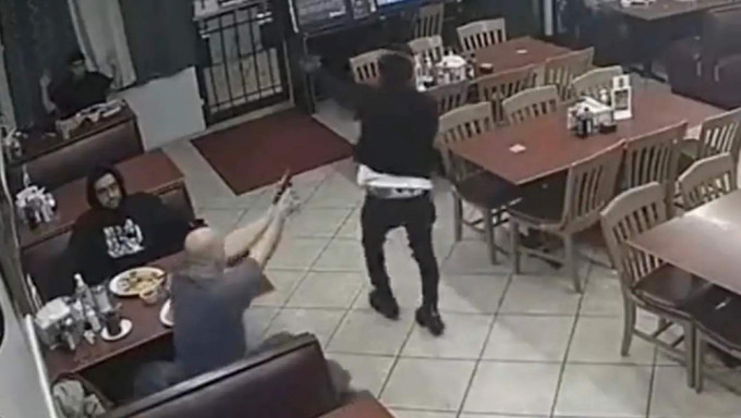美国德州劫匪持假枪打劫餐厅，被顾客连开9枪射杀。