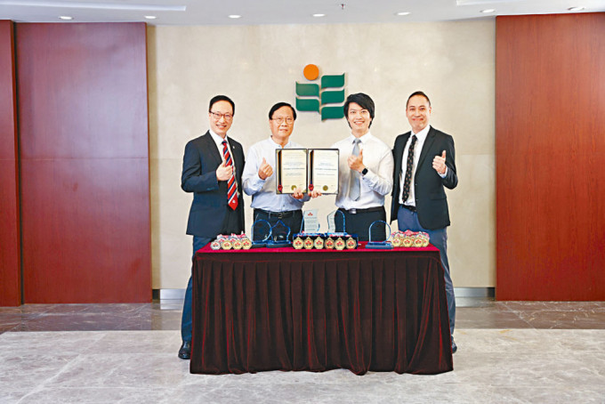 胡紹燊（左二）與梁智軒（右二）參與研發的兩項發明，在加拿大國際發明及創新比賽取得金獎、最佳發明獎和特別獎。