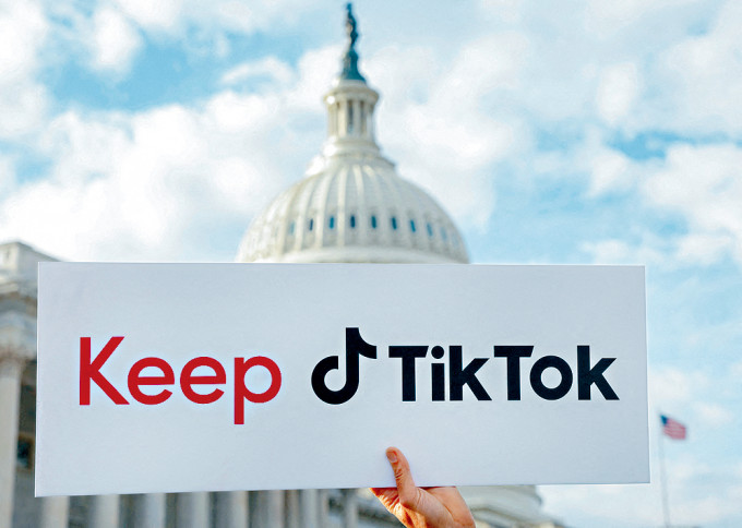 支持者去年在國會山莊前舉起「保留TikTok」的標語。