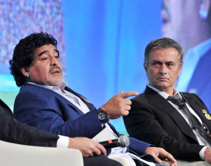 摩连奴（右）九年前与马勒当拿一同出席杜拜国际体育会议，专心聆听对方发言。
