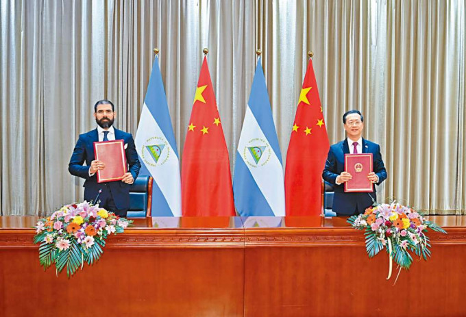 ■中尼代表昨日在天津签署恢复外交关系联合公报。