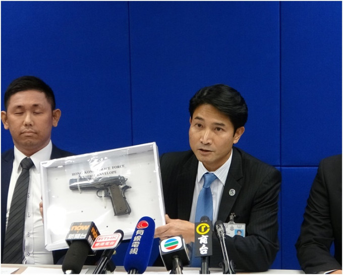 警司陳寶倫(中)指檢獲的槍械並非真槍。梁國峰攝