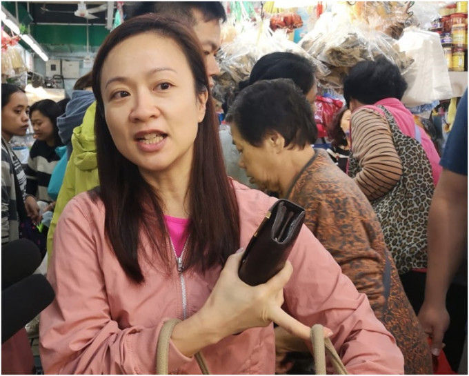 陳凱欣形容街市人多如花市，指今日的食材價格與平日相若，是鮮魚較貴。