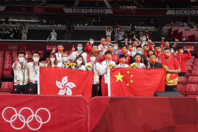 乒乓球女團頒獎儀式後，國家隊和香港隊拍下「全家福」。網上圖片