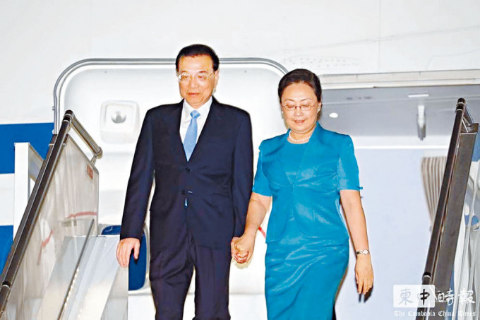 李克強總理偕夫人程虹抵達金邊國際機場。