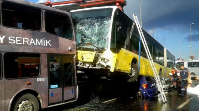 迦納的南部地區發生兩輛巴士對撞的事故，警方表示最少有60人死亡。　AP圖片
