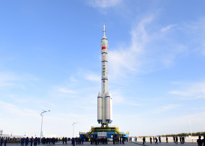 搭載神舟十二號太空船的長征火箭，已運到發射區域。新華社圖片