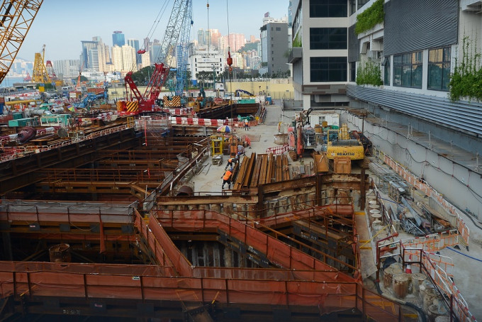港铁将凿开东西走廊及南北走廊月台层板的钢筋混凝土结构，检查钢筋及螺丝帽接驳的施工质量。资料图片