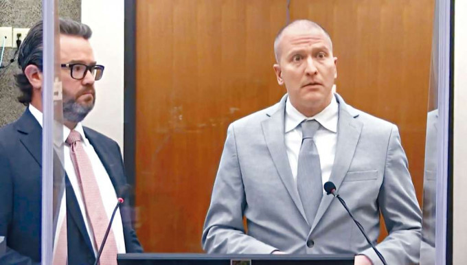 ■明尼阿波利斯前警员肖万（右）周五在庭上发言，称为死去的弗洛伊德致哀。