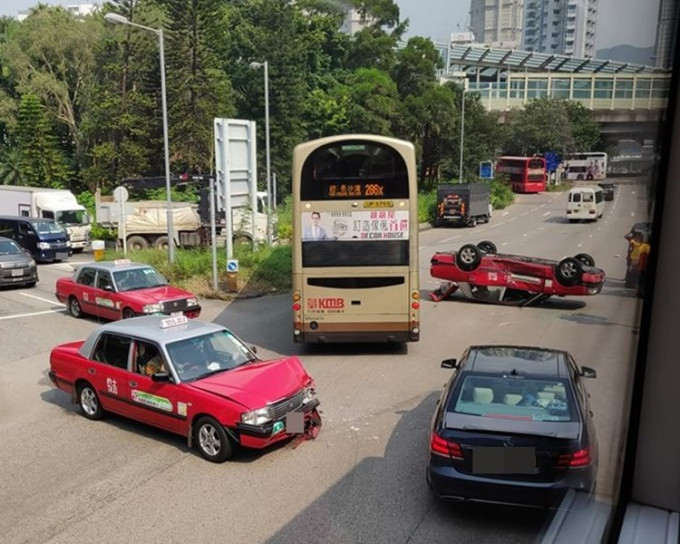 意外後兩輛的士橫亘路中。圖：網民Chan Wai Yan‎香港突發事故報料區