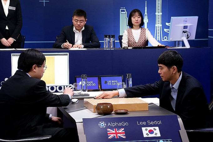 何政霖因在网上看到韩国棋手李世石与「阿尔法围棋」（AlphaGo）的对战短片，了解到人工智能，继而对科技领域产生兴趣。