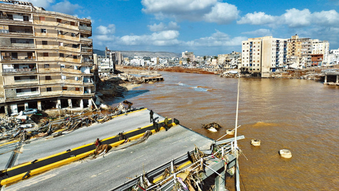 利比亚东部城市德尔纳洪灾严重。