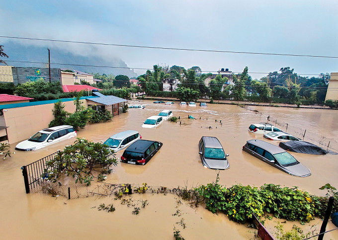 ■印度北阿坎德邦周二超強暴雨引發洪水氾濫。