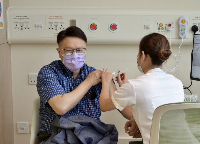 许树昌在中大医院接种第二剂复必泰疫苗。