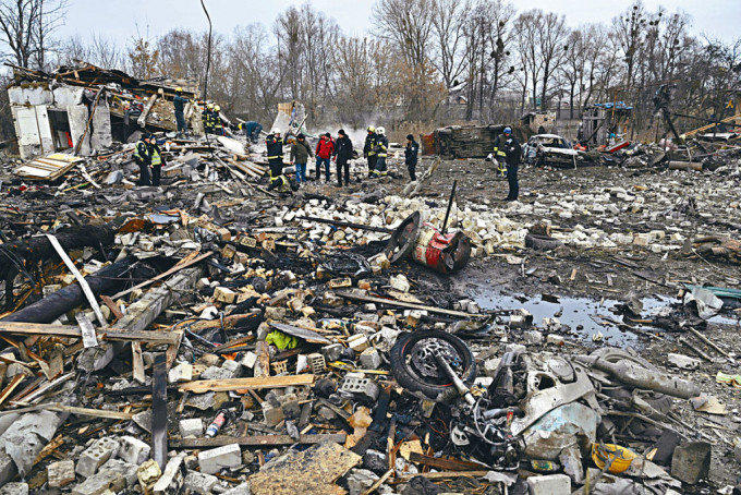 圖為基輔郊區房屋被導彈摧毀