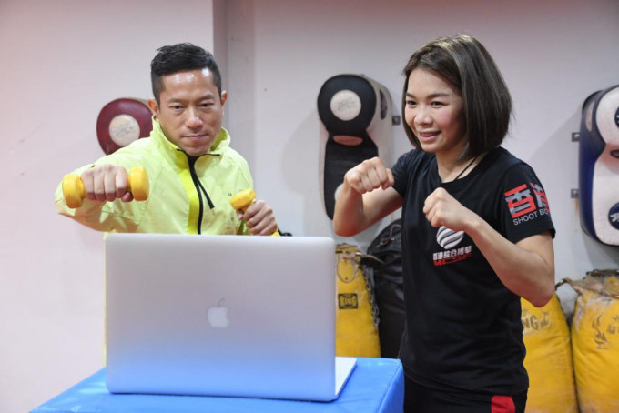 陳志康（左）和曾海蘭推廣網上授課，幫助終日在家的朋友齊齊做運動。吳家祺攝