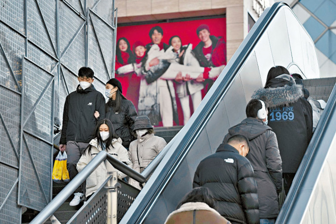 北京西单商业区重现购物人潮。