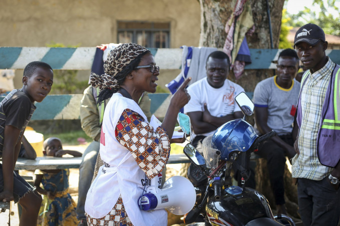 剛果志願者向民眾宣傳預防流行病資訊。 AP
